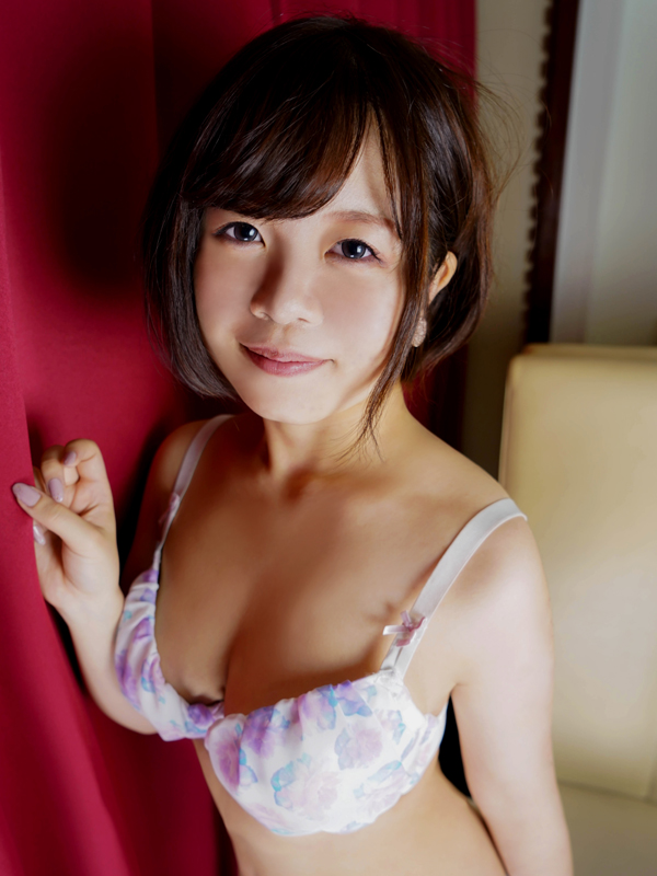 激安ヌキ道楽・十三店 えりか 18歳 T：152cm　B：86(G)　W：56　H：83